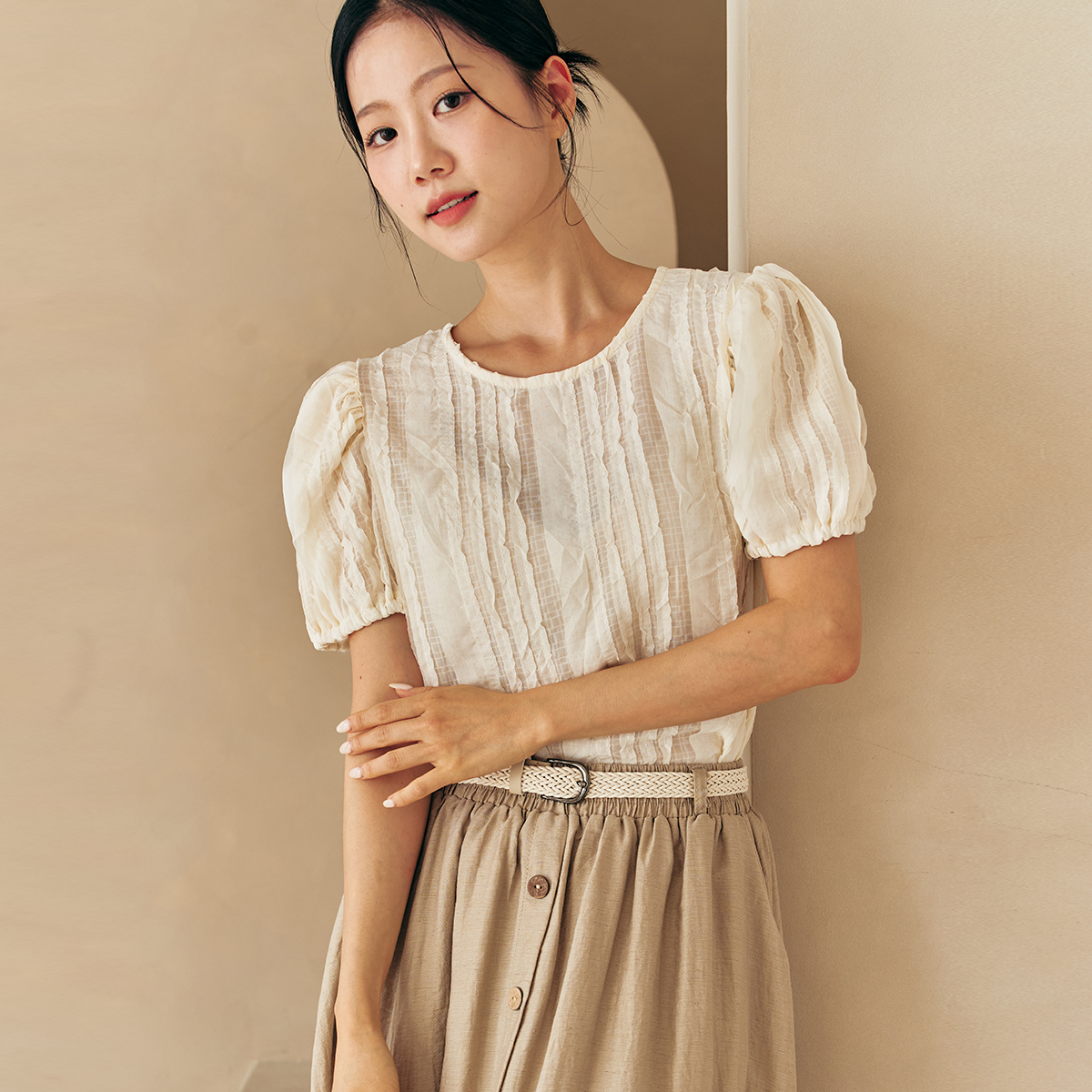 예뻐너 피그먼트 라운드넥 퍼프 블라우스